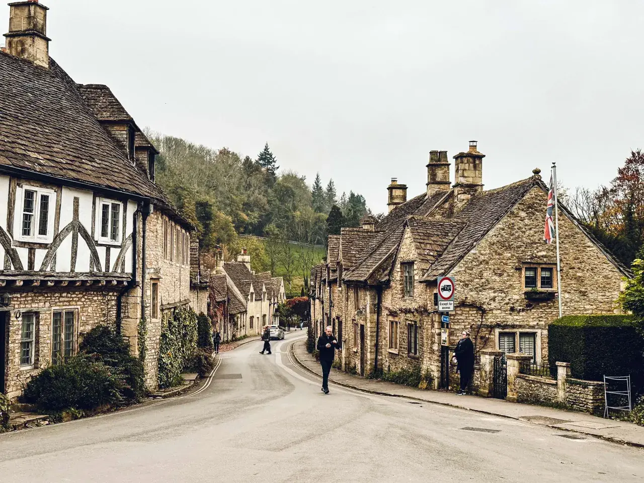 Kamienna zabudowa i brukowana droga w malowniczej wiosce Cotswolds.