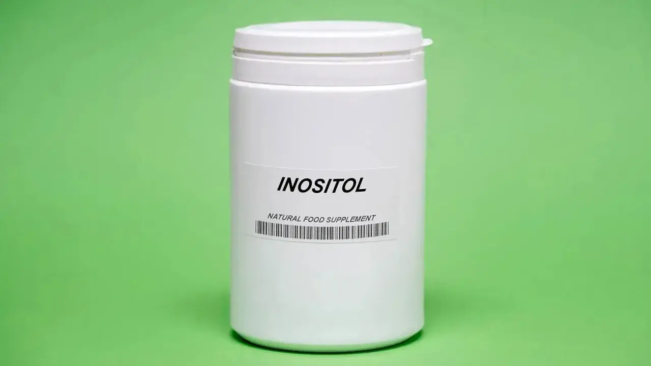 Biały pojemnik z etykietą "INOSITOL NATURAL FOOD SUPPLEMENT". Inozytol a odchudzanie - wsparcie dla Twojej sylwetki.
