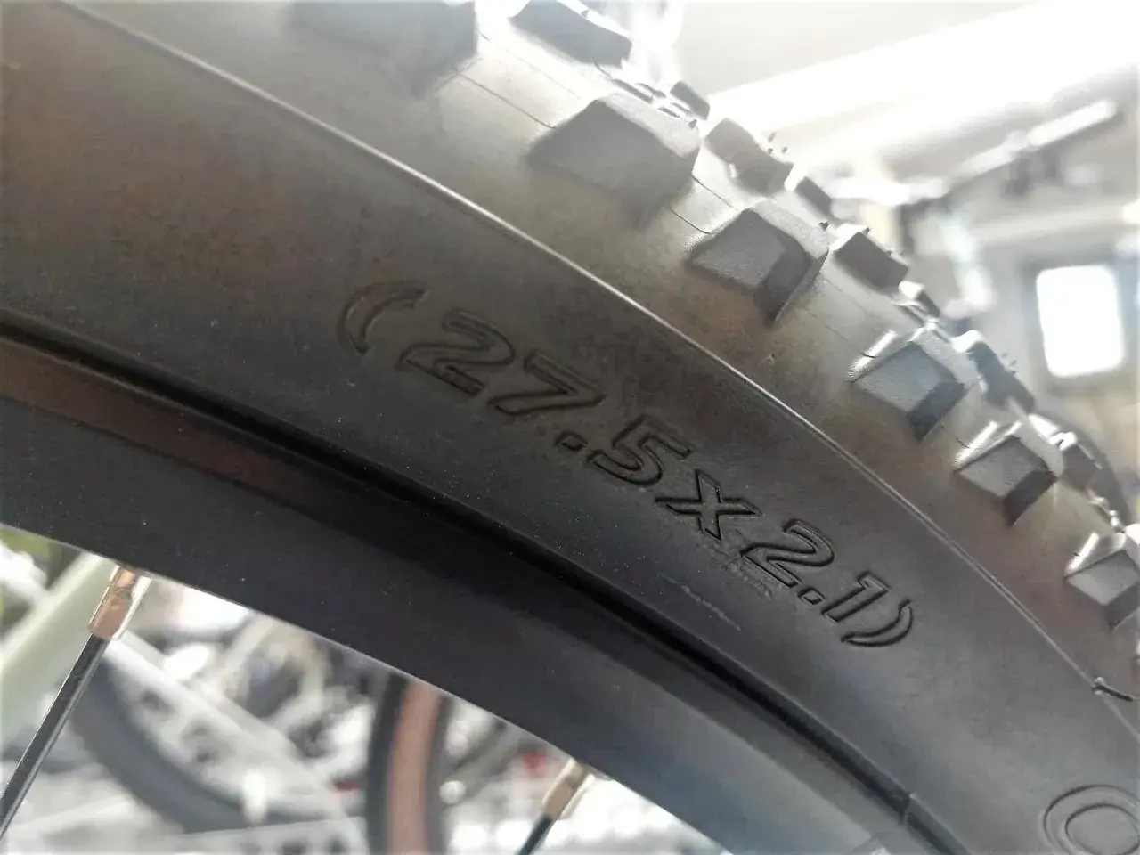 Opona rowerowa 27.5x2.1, gotowa na przygodę. W środku czeka dętka, by zapewnić płynną jazdę.