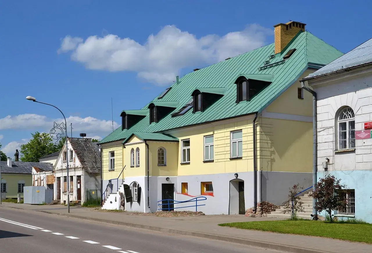 Kolorowe kamienice i zabytkowe budynki tworzą urokliwy krajobraz, który zachęca do odkrywania sejny atrakcje.