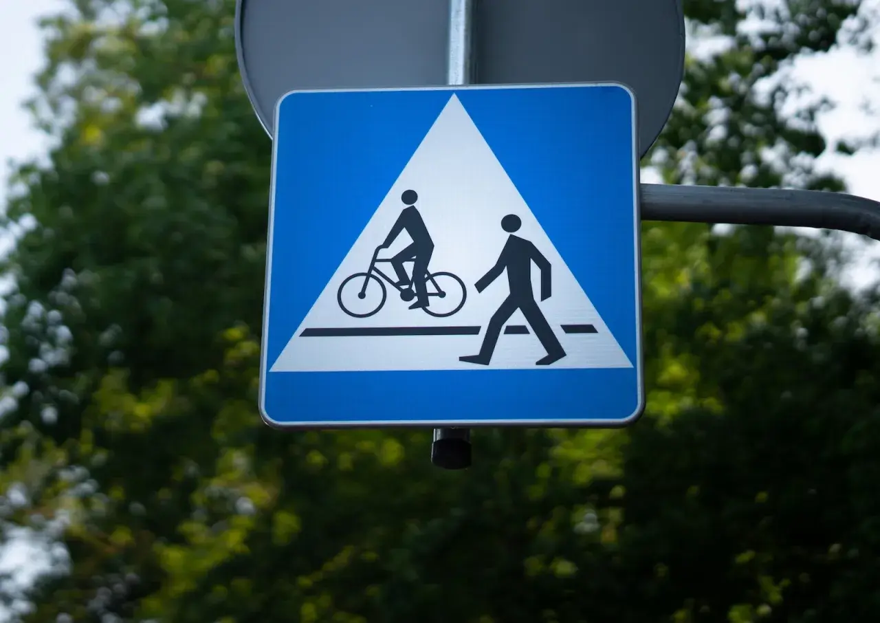 Znak drogowy informujący o przejeździe dla rowerów i pieszych.