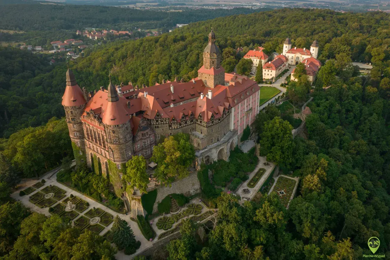 Zamek Książ z lotu ptaka, otoczony zielenią. Sprawdź zamek książ cennik i zaplanuj wizytę w tym bajkowym miejscu.