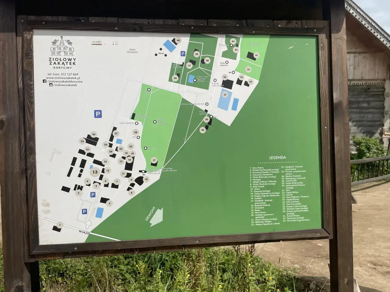 Mapa atrakcji Ziołowego Zakątka Koryciny. Znajdziesz tu m.in. chaty, ogrody, miejsca do wypoczynku i edukacji.