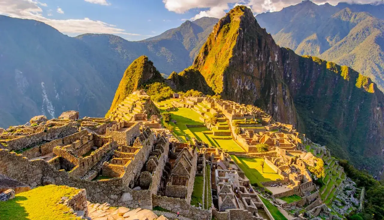 Machu Picchu, jeden z 7 cudów świata UNESCO, w promieniach słońca.