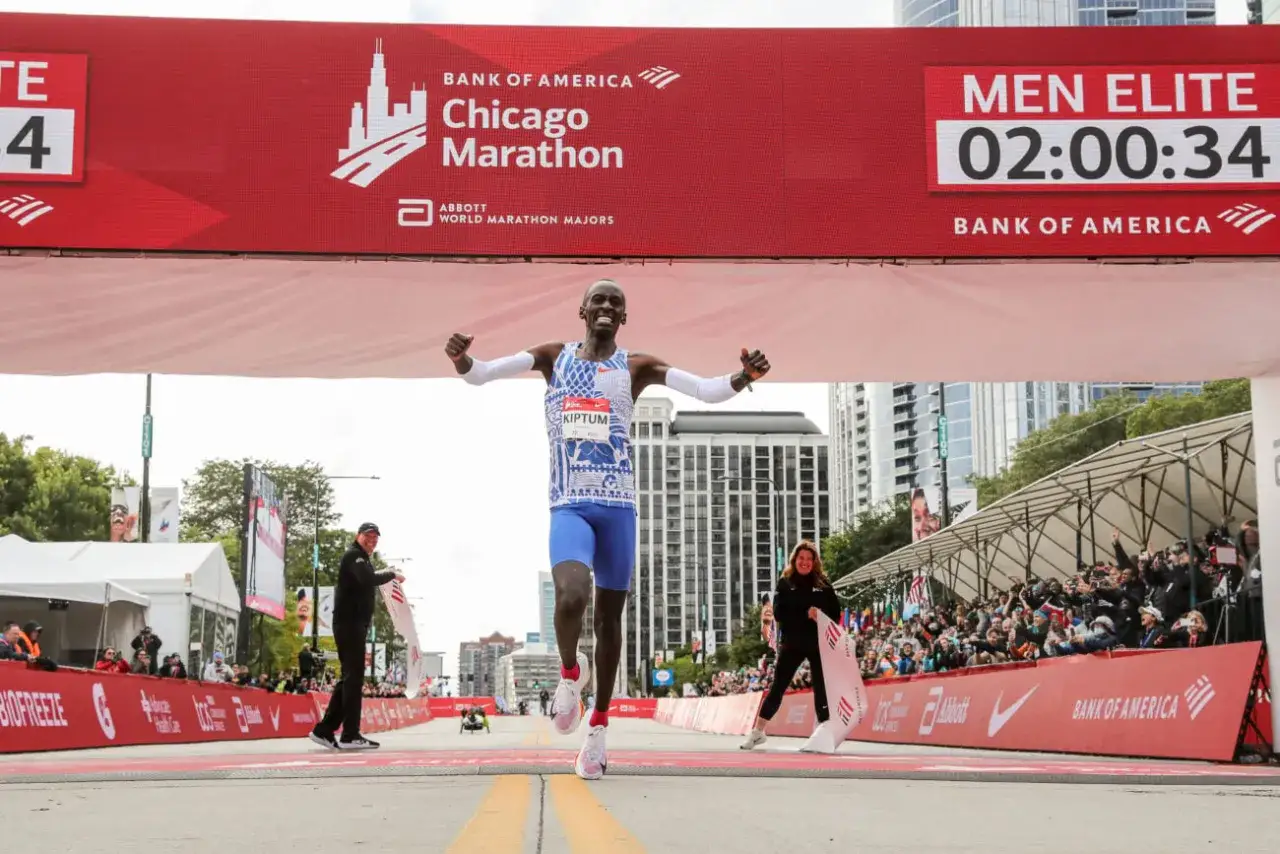 Kevin Kiptum przekracza linię mety maratonu w Chicago, świętując swój nowy rekord świata.