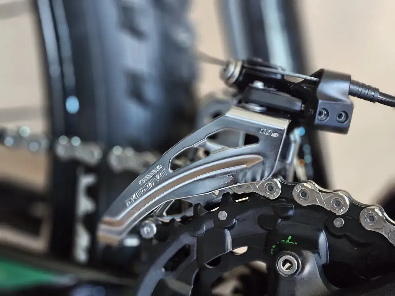 Błyszczące przerzutki w rowerze Shimano Deore 10s, gotowe do zmiany biegu.