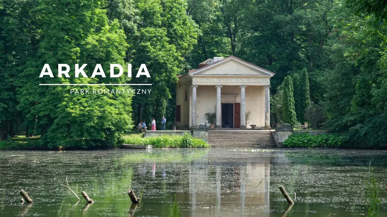 Arkadia Nieborów: świątynia Sybilli nad spokojnym jeziorem, otoczona bujną zielenią.
