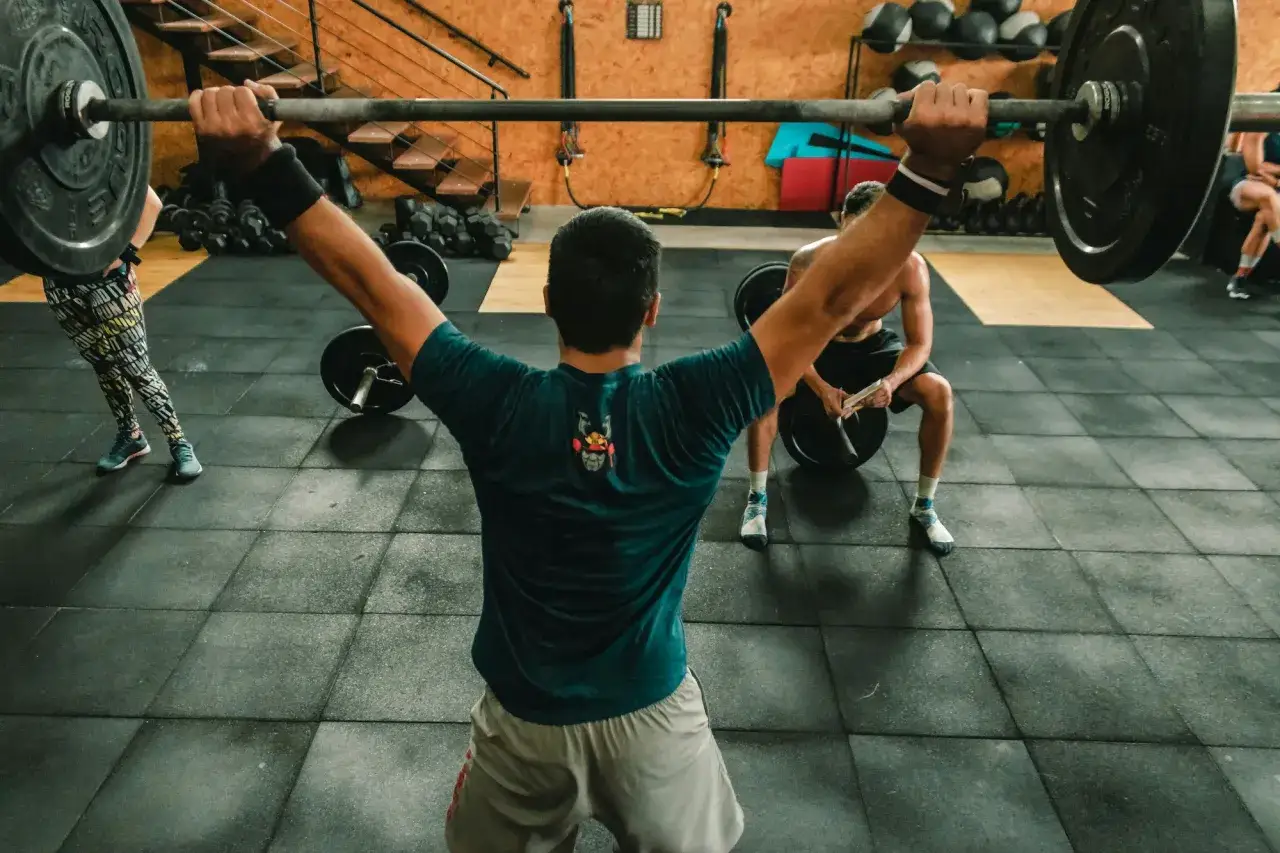 Zdjęcie Ile razy ćwiczyć CrossFit? Znajdź swój plan i uniknij przetrenowania