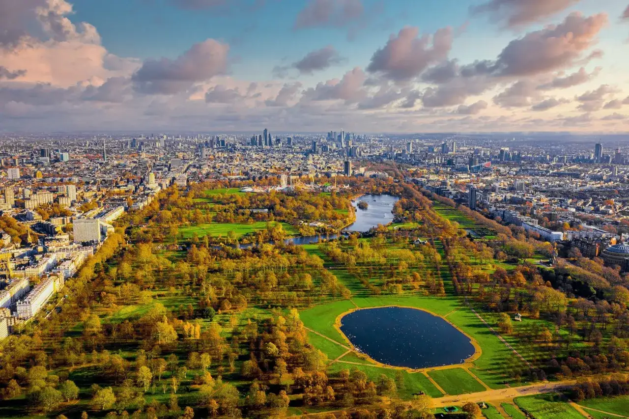 Jesienna panorama Hyde Park w Londynie, z jeziorem Serpentine i otaczającym miastem.