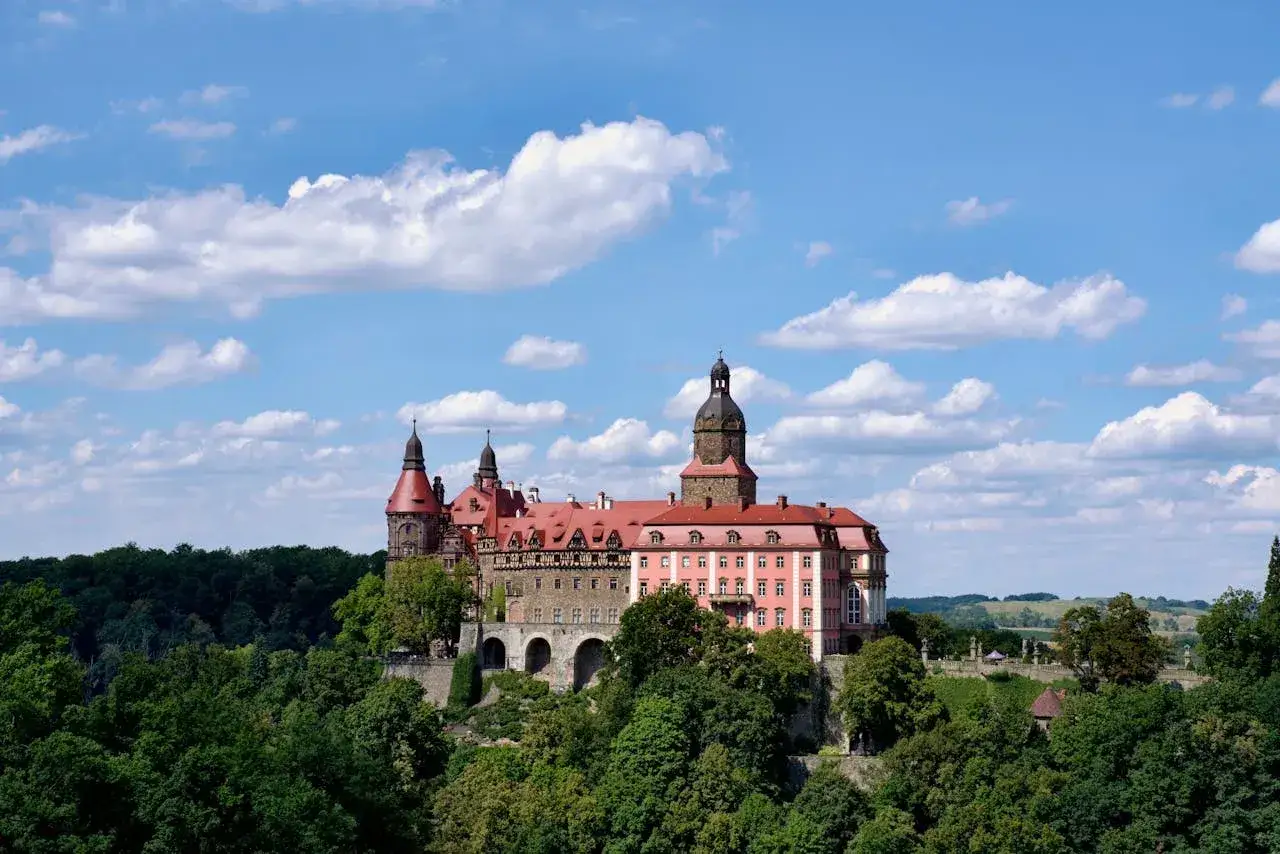 Zamek Książ, perła południa Polski, wznosi się dumnie wśród zieleni.