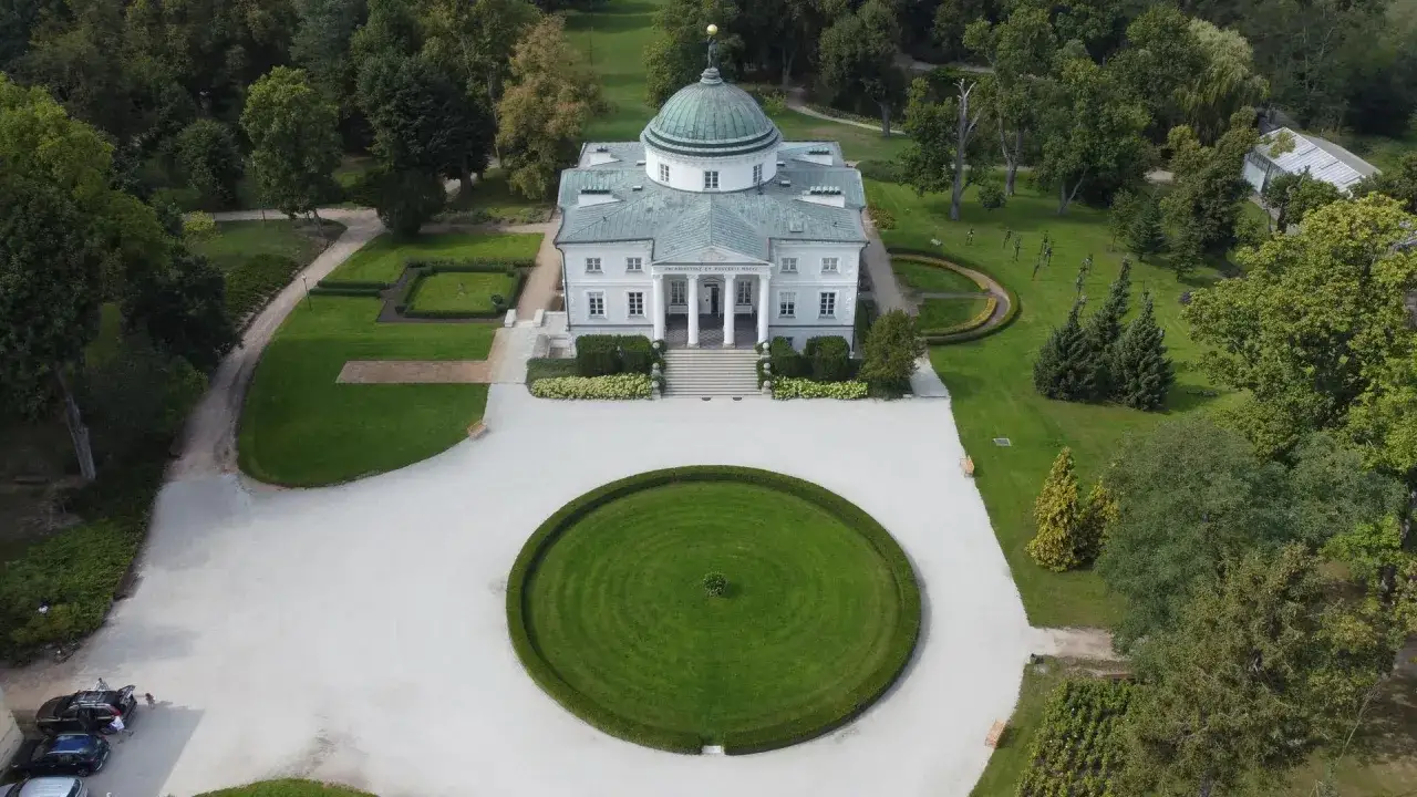 Pałac na Wyspie w Łazienkach Królewskich, z charakterystyczną kopułą. Wokół zadbane ogrody, idealne na spacer, jak w barcin.