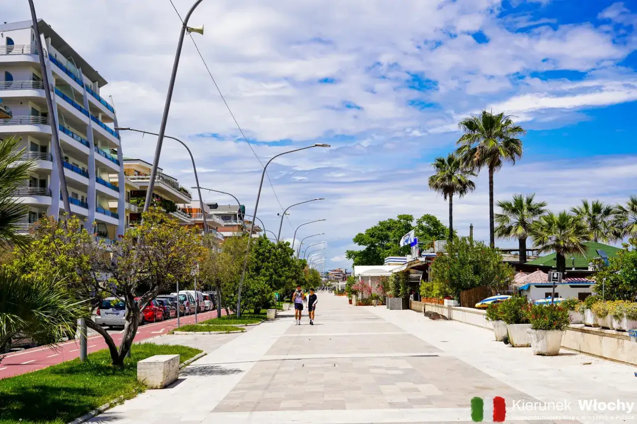 Spacer po słonecznej promenadzie w Pescara. Warto zobaczyć nowoczesną architekturę i palmy.