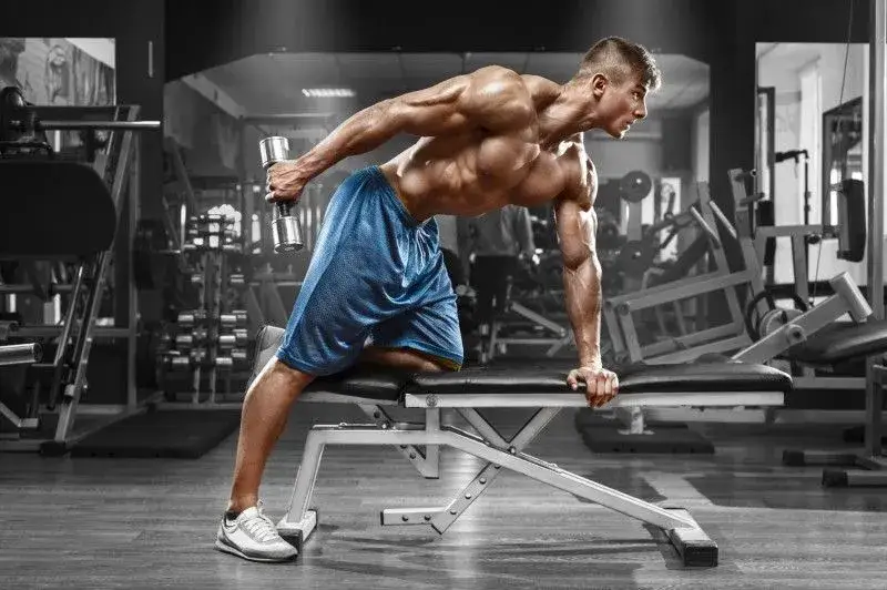 Zdjęcie Potężny triceps: Jak ćwiczyć dla masy i rzeźby? Uniknij błędów!