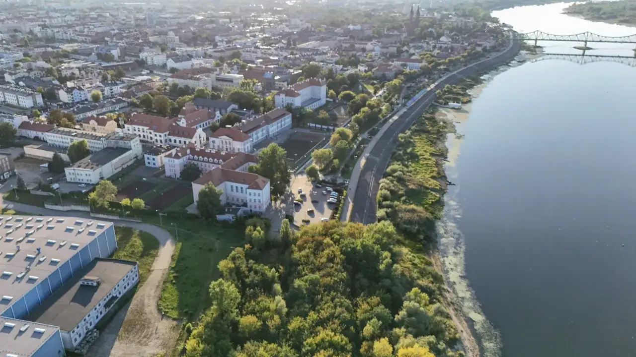 Włocławek atrakcje na weekend: widok z lotu ptaka na miasto, Wisłę i most. Idealne miejsce na weekendowy wypad.