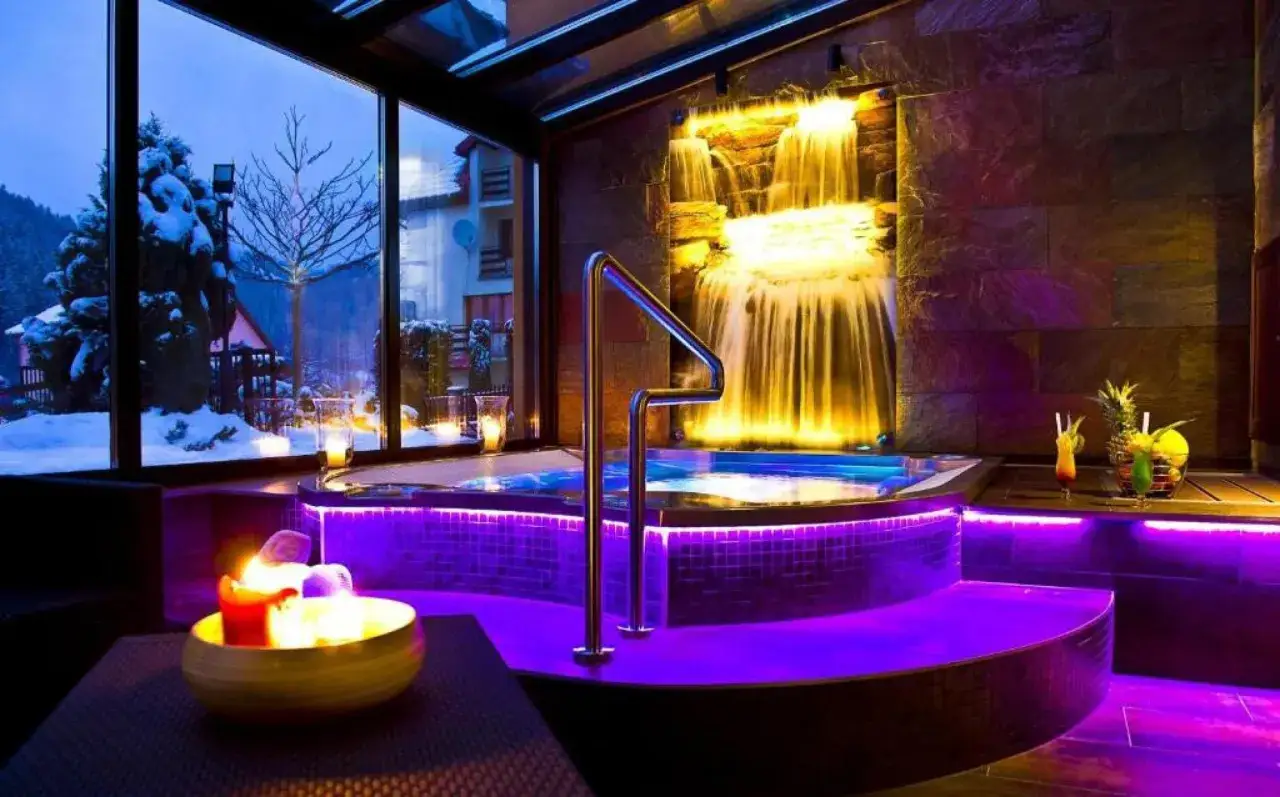 Romantyczne miejsca Dolny Śląsk: jacuzzi z wodospadem, świece i drinki, a za oknem zimowy krajobraz. Idealne na relaks.