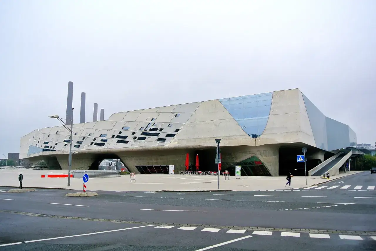 Nowoczesna architektura w Wolfsburg miasto, z charakterystycznymi oknami i betonowymi formami.