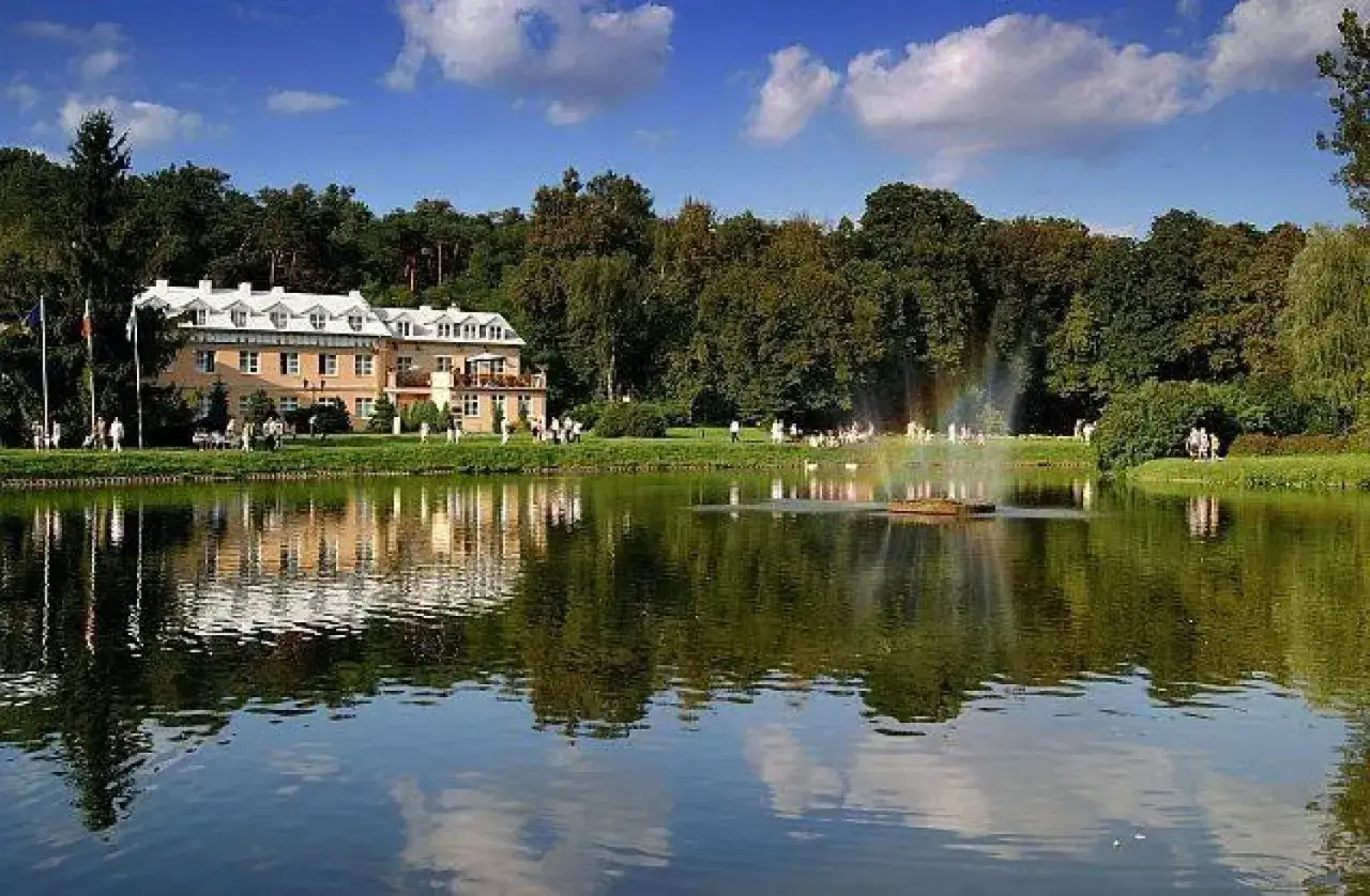 Piękny park z fontanną i tęczą, idealne miejsce na weekendowe atrakcje w Nałęczowie.