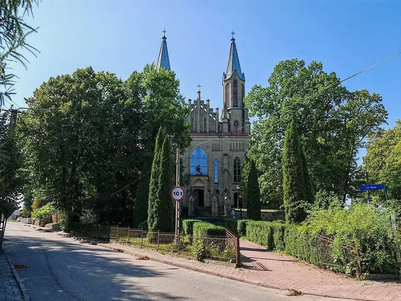 Neogotycki kościół w Krynkach, otoczony zielenią, to jedna z głównych atrakcji miasta.