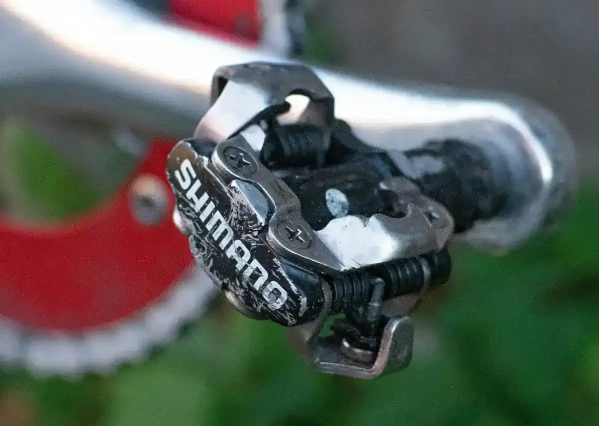 Zniszczony pedał rowerowy Shimano SPD, gotowy do kolejnej wyprawy.