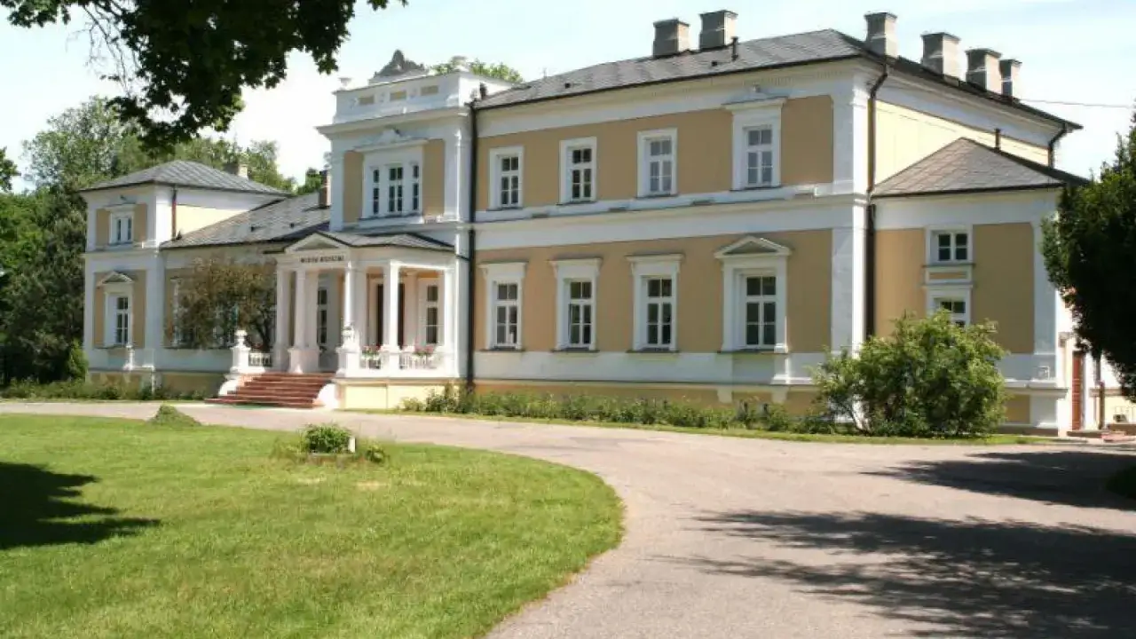 Pałac w Ciechanowcu, dawniej siedziba rodziny Kossakowskich, dziś muzeum. Wspaniałe miejsce, by odkrywać ciechanowieckie atrakcje i historię.