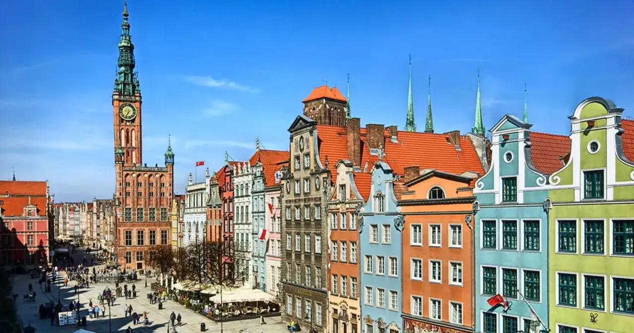 Kolorowe kamienice na gdańskim Starym Mieście, z charakterystyczną wieżą Ratusza.
