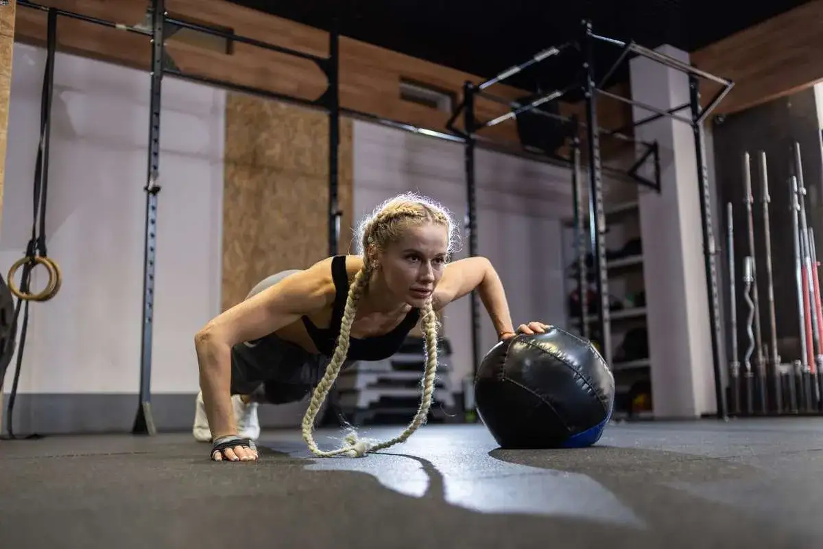 Zdjęcie CrossFit: Jakie ćwiczenia? Pełna lista i zasady treningu