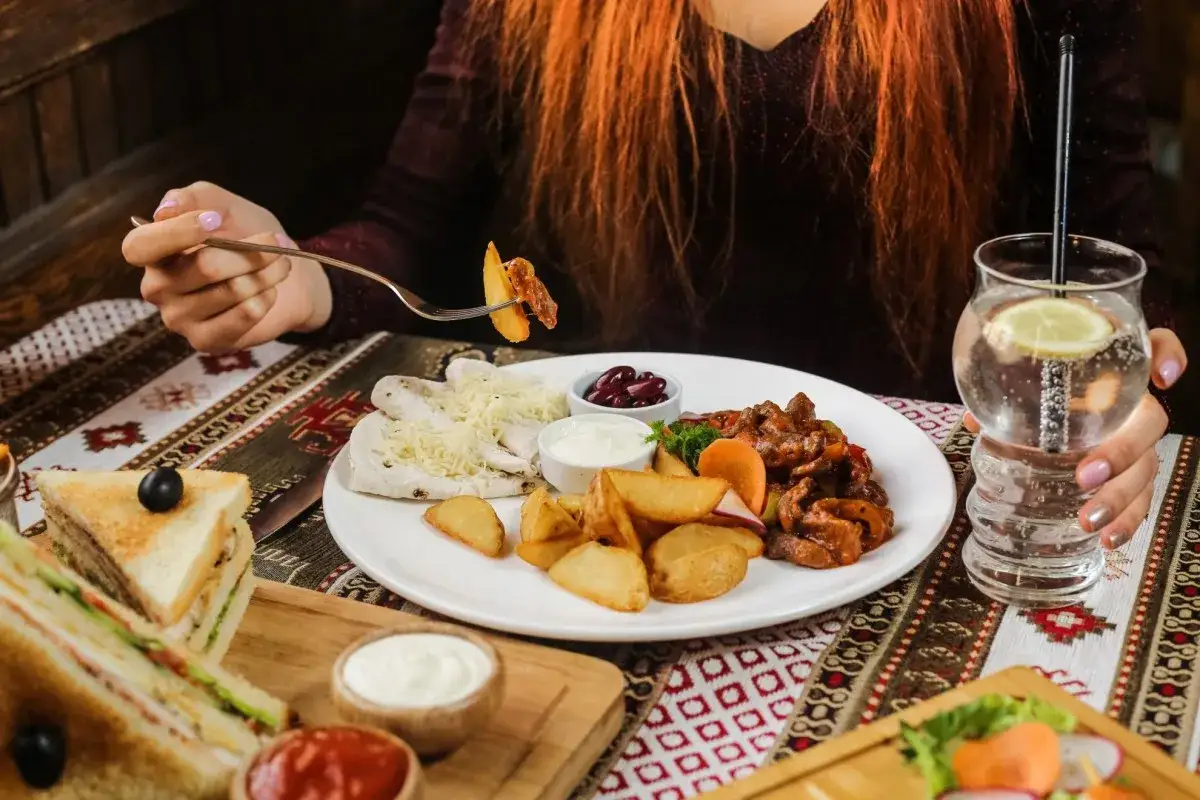 Smaczny obiad na rynku w Szklarskiej Porębie: steki, frytki, placki i drink z cytryną.