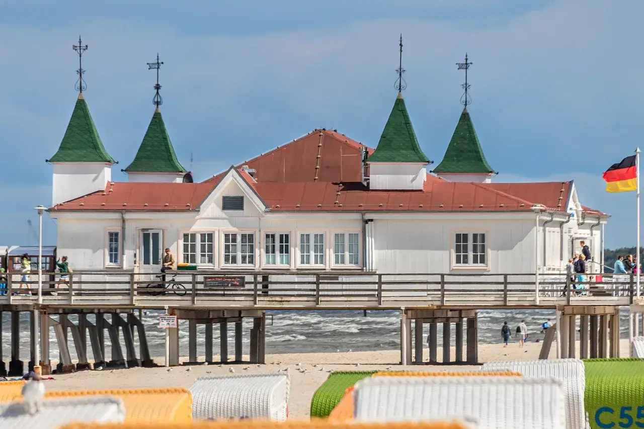 Molo w Ahlbecku, z charakterystycznymi zielonymi wieżyczkami i niemiecką flagą, to jedna z głównych atrakcji wyspy Uznam.